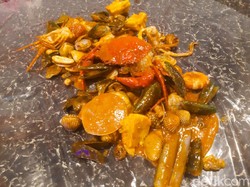 Maknyuus! Aneka Kerang dan Kepiting Saus Padang Racikan Seafood Bang Bey
