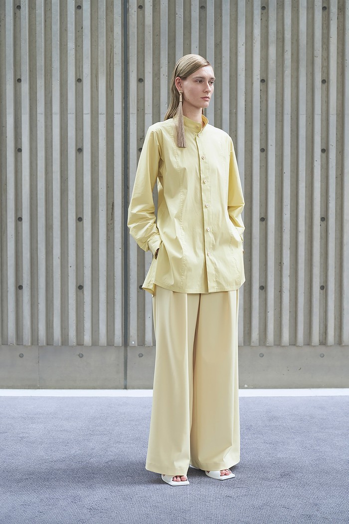 Selain pada pakaian, cerminan dinamisme juga tampak pada aksesori anting dari Issey Miyake. Anting tassel panjang ini dikenakan tanpa pasangan. Foto: vogue.com