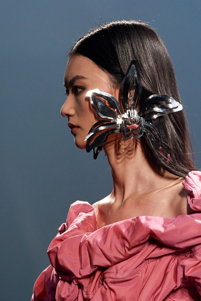 Statement earring dari AZ Factory. Logam yang berbentuk bunga cantik dengan detil sempurna sungguh menarik perhatian. Foto: vogue.com