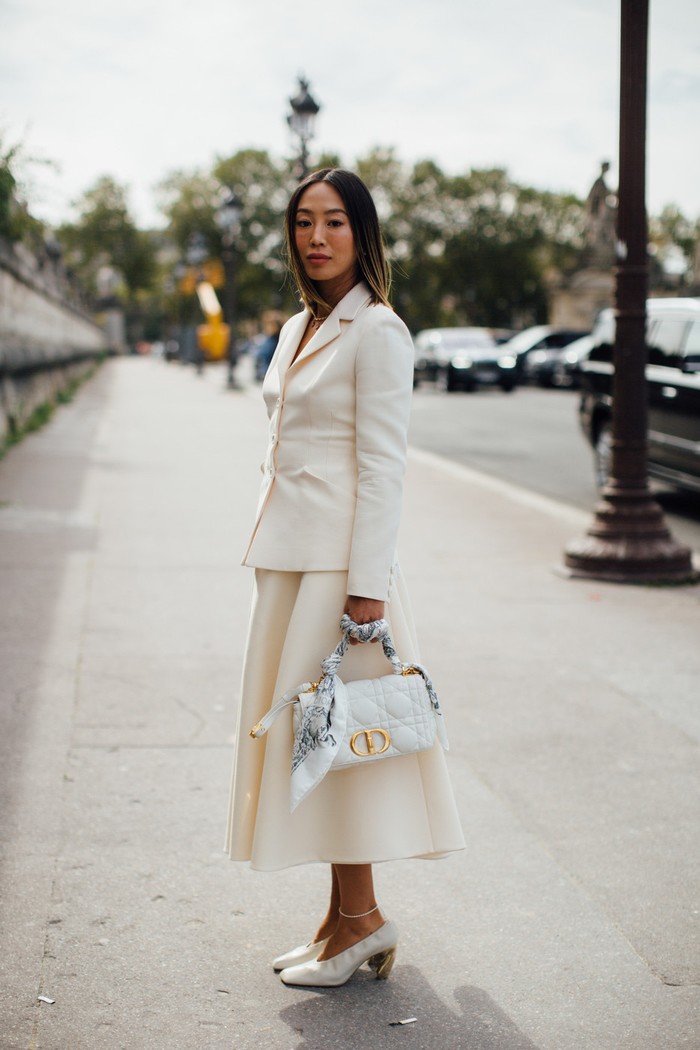 Tampil chic dengan setelan rok lebar dari gaya New Look khas Dior. Foto: livingly.com/IMAXtree