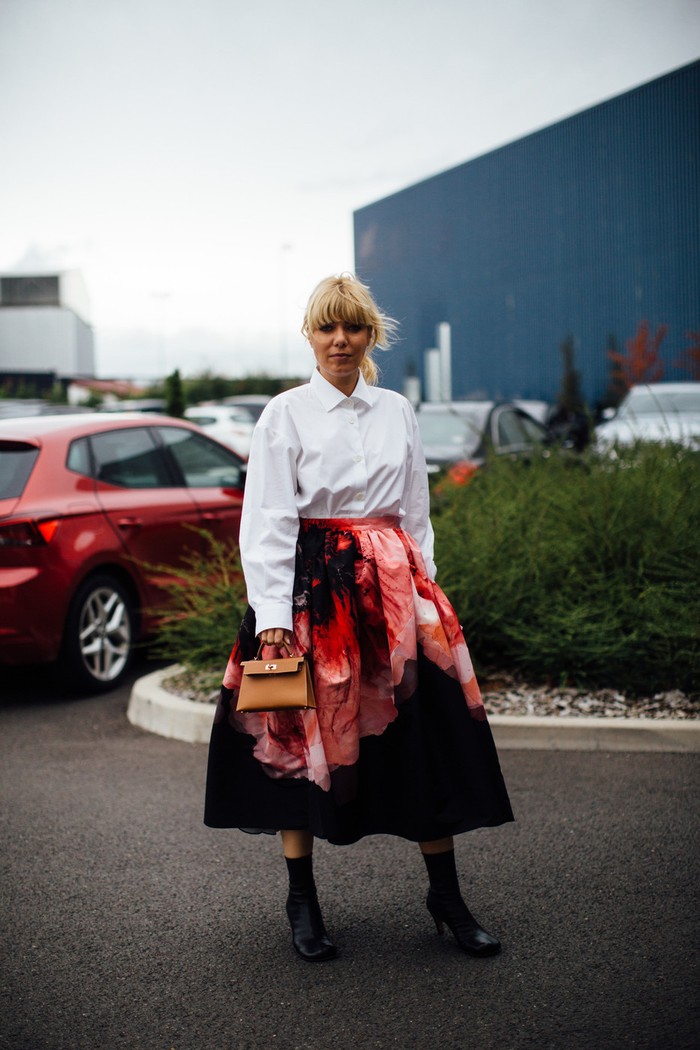 Injeksi motif flora yang mendominasi, memberi nuansa dramatis pada rok bersiluet A-line. Kenakan bersama kemeja putih agar tetap terlihat effortless. Foto: livingly.com/IMAXtree