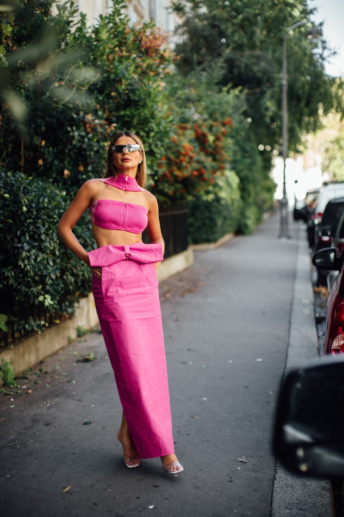 Warna blush pink dapat tampil flirty lewat padanan crop top[ dan rok panjang. Foto: livingly.com/IMAXtree