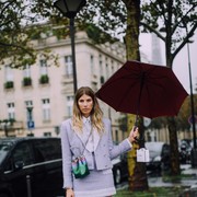 Selain Jaket dan Bahan Rajut, Jenis Outfit Ini Juga Bisa Buat Nyaman dan Stylish saat Musim Hujan