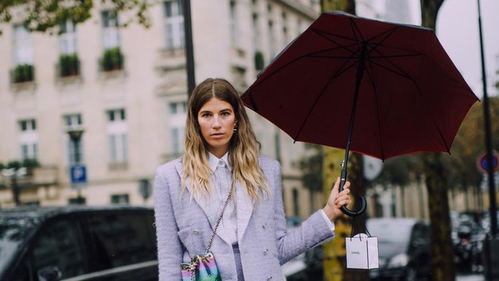 Selain Jaket dan Bahan Rajut, Jenis Outfit Ini Juga Bisa Buat Nyaman dan Stylish saat Musim Hujan