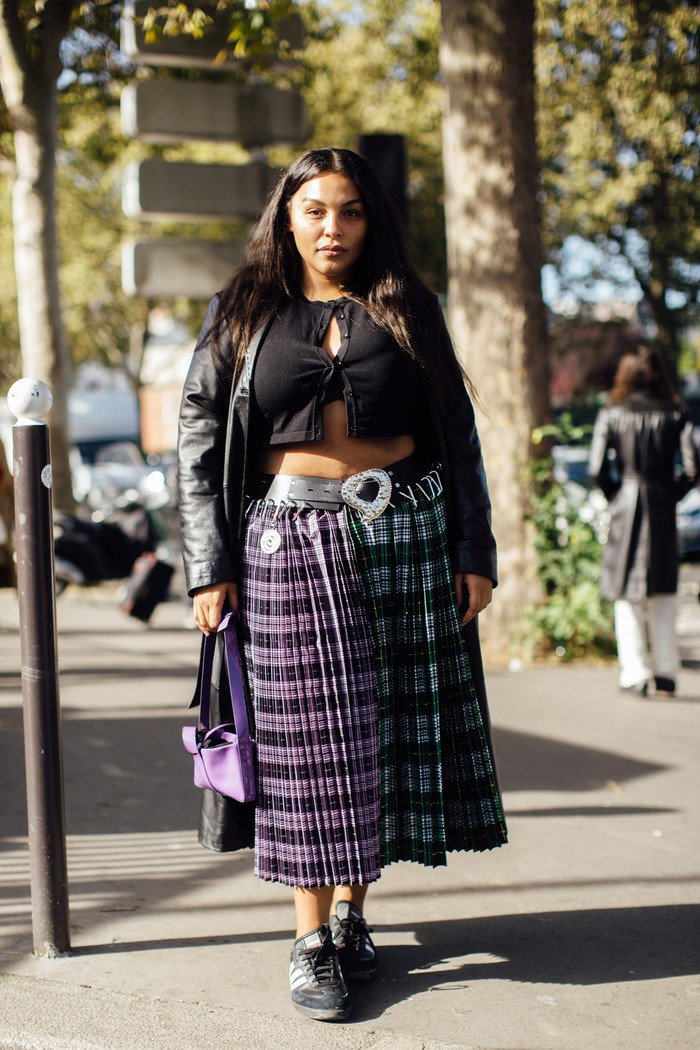 Gaya punk dapat menjadi feminin berkat padanan rok lipit motif tartan dengan crop top. Foto: livingly.com/IMAXtree