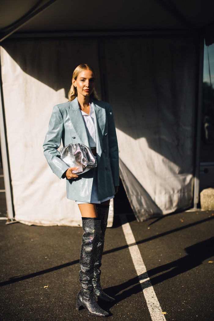Perpaduan tuxedo jacket dengan mini dress dan boots tinggi hadirkan nuansa glamor dan edgy. Foto: livingly.com/IMAXtree