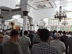 Tak Lagi Jaga Jarak, Begini Suasana Salat Jumat di Masjid Baiturrahman Aceh