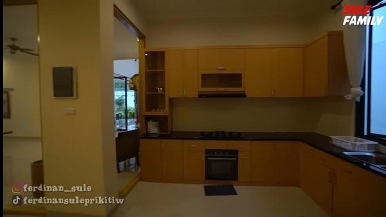 Sudut Villa mewah & luas Sule di Puncak Seharga Rp10 Miliar Ada yang baru dengan penampilan Wulan Guritno, ia tampil sangat eksotis dengan kulit tanned nya. Yuk intip!