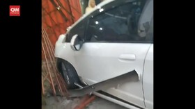 VIDEO: Mobil Tabrak Toko, Sopir Tewas