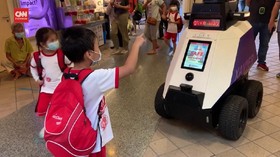 VIDEO: Singapura Terjunkan Robot Awasi Gerak-gerik Warga