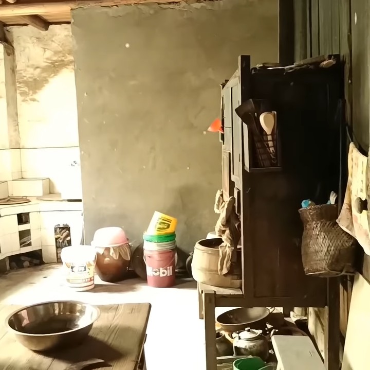 <p>Bagian dapur rumah Weixun masih dipenuhi dengan berbagai macam perabotan. Tempat ini menjadi area berkumpulnya keluarga untuk menghangatkan diri di perapian ketika musim dingin. (Foto: YouTube Daily Tika Weixun di China)</p>