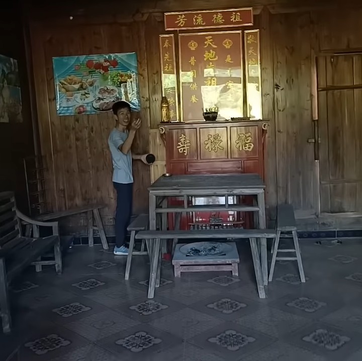 <p>Di dalamnya, rumah Weixun sudah dipenuhi oleh debu dan sarang laba-laba. Di rumah ini ada banyak sekali kamar, Bunda. (Foto: YouTube Daily Tika Weixun di China)</p>