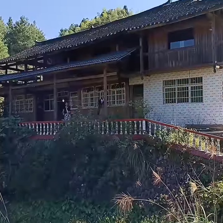 <p>Rumah tersebut sudah 10 tahun tidak dihuni, Bunda. Weixun mengajak istrinya pindah ke sana karena ia rindu dengan rumah masa kecilnya itu. (Foto: YouTube Daily Tika Weixun di China)</p>