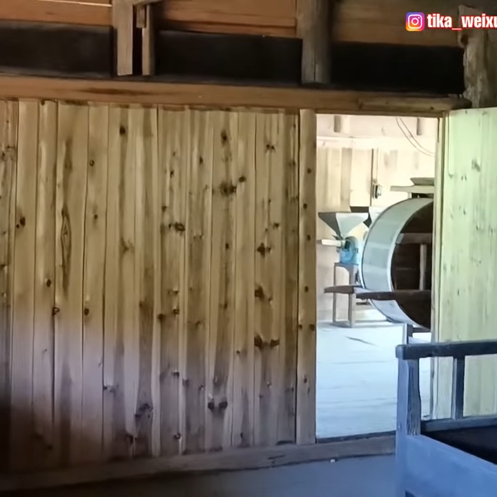 <p>Beberapa kamar tamu di lantai dua dibuat oleh Weixun saat masih muda lho. (Foto: YouTube Daily Tika Weixun di China)</p>