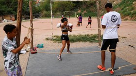 FOTO: Tinju Menyelamatkan Anak-anak Sao Paulo