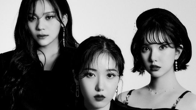 Tiga mantan member girlband GFriend, Eunha, SinB, dan Umji membentuk grup baru bernama VIVIZ.