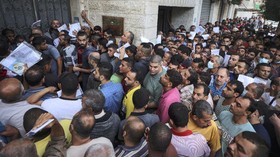 FOTO: Warga Palestina di Gaza Berebut Izin Kerja di Israel