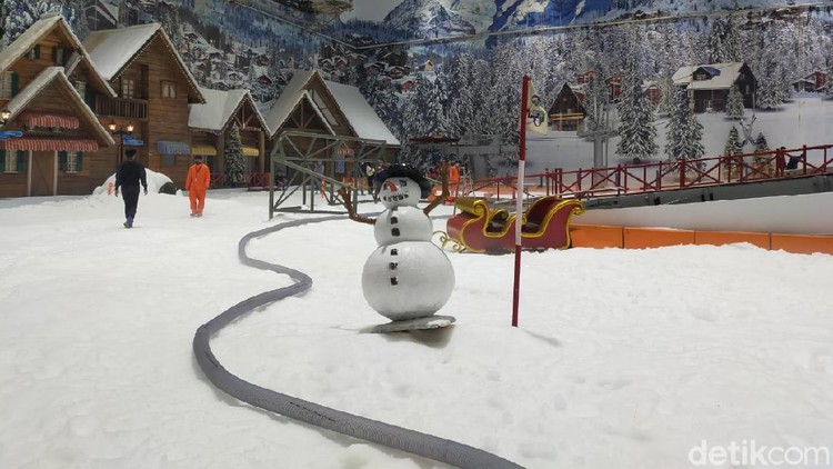 Wisatawan di Hari Pertama Trans Snow World Bekasi