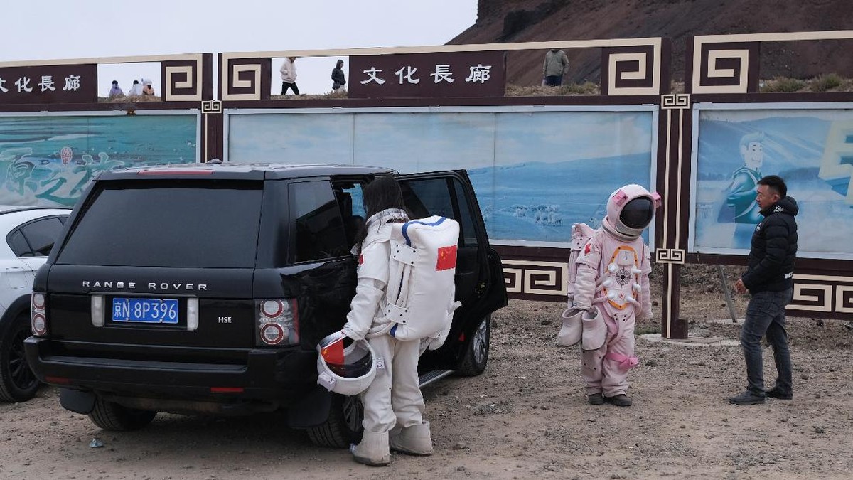 FOTO: Liburan Ala Astronaut di Komplekz Gunung Berapi China
