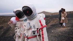 FOTO: Liburan Ala Astronaut di Komplekz Gunung Berapi China