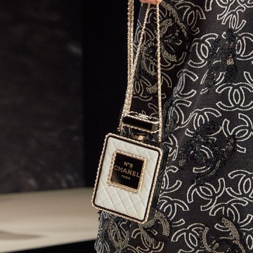 5 Tas Chanel dengan Desain Anti Mainstream dan Berharga Fantastis! Dari yang Berbentuk Keranjang Sampai Roket