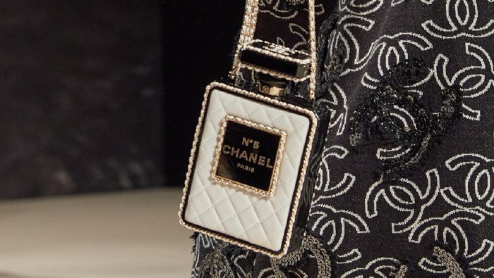 5 Tas Chanel dengan Desain Anti Mainstream dan Berharga Fantastis! Dari yang Berbentuk Keranjang Sampai Roket 5 Tas Chanel dengan Desain Anti Mainstream dan Berharga Fantastis! Dari yang Berbentuk Keranjang Sampai Roket