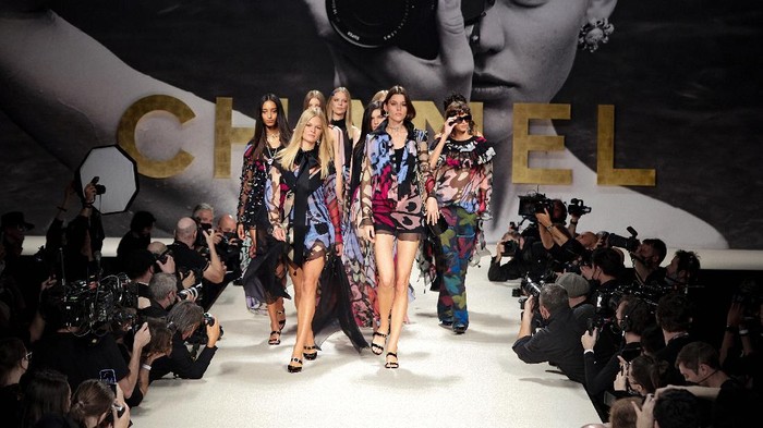 6 Fakta Menarik dari Fashion Show Chanel yang Sarat Nostalgia, Makin Heboh dengan Kehadiran Jennie BLACKPINK 6 Fakta Menarik dari Fashion Show Chanel yang Sarat Nostalgia, Makin Heboh dengan Kehadiran Jennie BLACKPINK