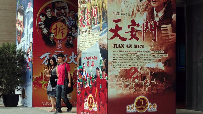 Pemerintah China tak pernah lepas tangan dari industri perfilman guna memastikan nilai-nilai komunis kuat di masyarakat dan uang penonton tidak dinikmati asing.