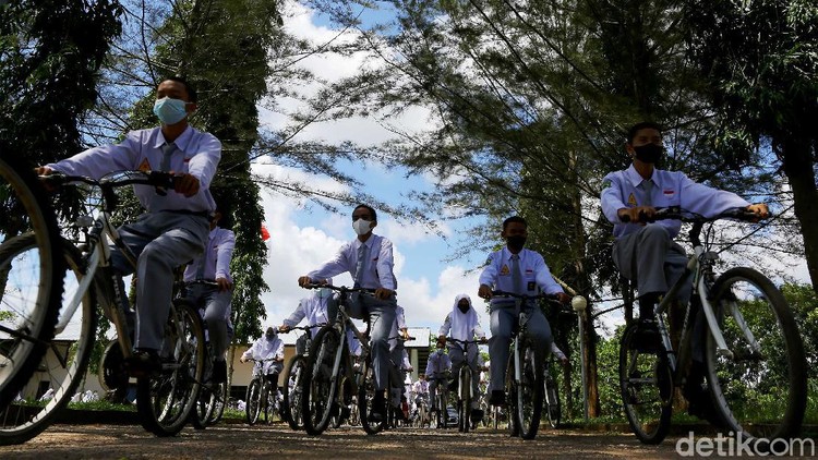 PT Timah Tbk kembali memberikan kesempatan bagi anak bangsa yang ada di wilayah operasional perusahaan secara ekonomi kurang mampu agar dapat mengenyam pendidikan terbaik.



Tentunya semua itu diberikan secara gratis dan cuma-cuma untuk jenjang SMA yang dilaksanakan dengan sistem asrama.



Untuk pembelajaran secara akademik tetap dilaksanakan di SMAN 1 Pemali, sementara untuk asramanya dilaksanakan di kawasan Timah Learning Center.