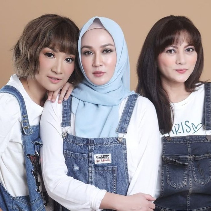 Saat ini, Dina Lorenza bersama sahabatnya Dina dan Keke membuat channel YouTuber bernama icip icip DinaKekeWindy. Di channel ini, mereka bertiga memasak dan makan bersama dengan bintang tamu. Seru banget! (Foto: Instagram @dinalorenza1975)