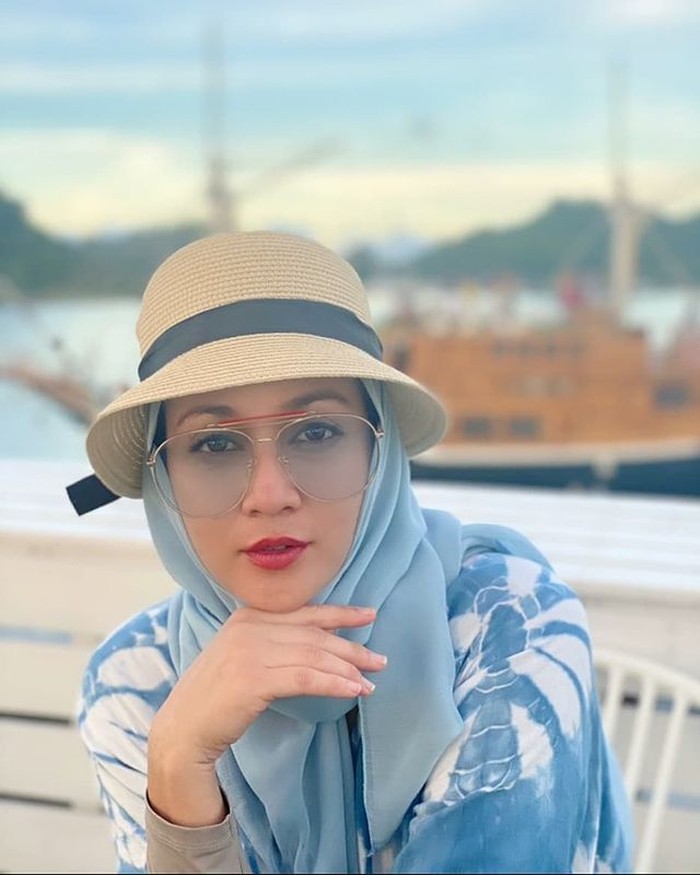 Nama Dina Lorenza sedang banyak disebut setelah ia ketahuan grogi ketika mengobrol dengan Ariel NOAH. Punya wajah yang cantik, Dina Lorenza ternyata sudah berusia 46 tahun! (Foto: Instagram @dinalorenza1975)