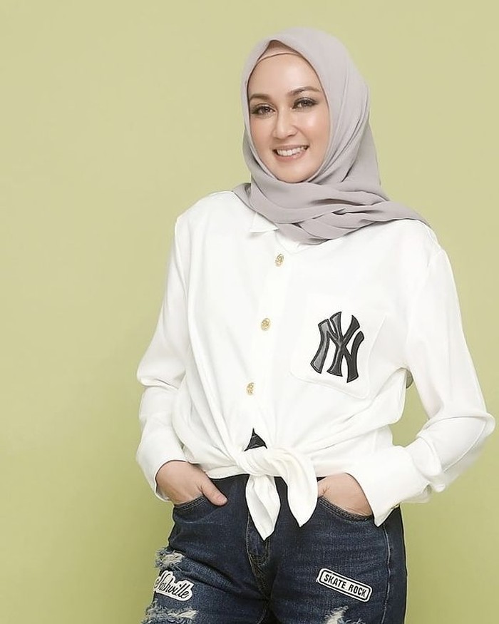 Dina Lorenza ternyata juga pernah mencoba karir di bidang politik. Ia pernah mencalonkan diri sebagai calon wakit bupati Bandung pada tahun 2020. (Foto: Instagram @dinalorenza1975)