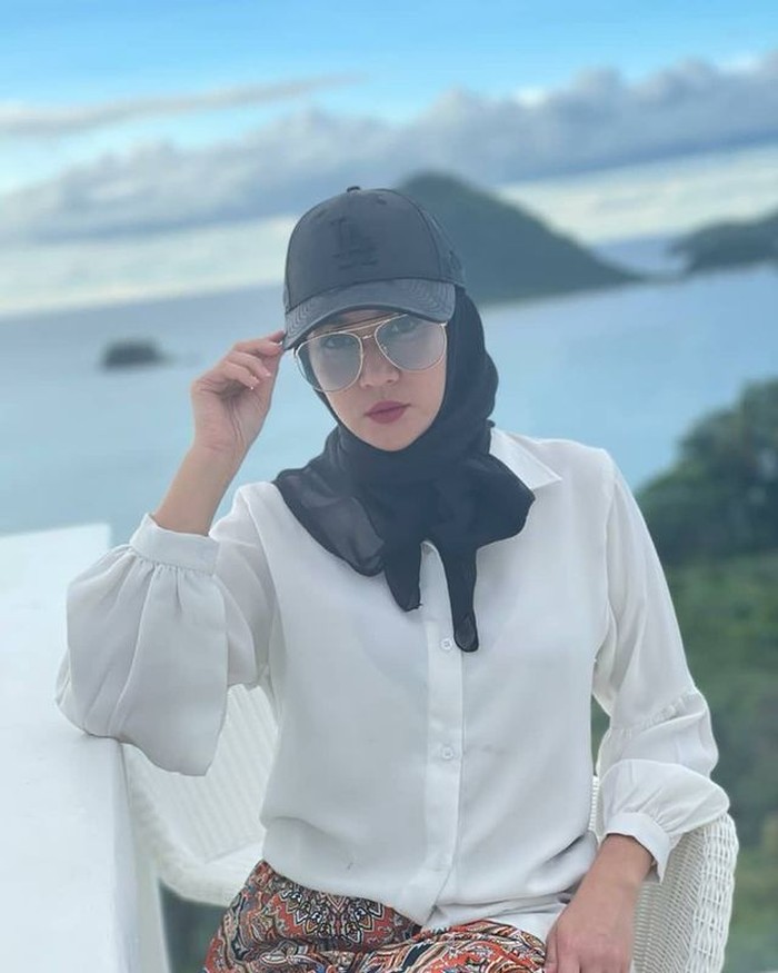 Dina Lorenza pernah sangat terkenal di era tahun 90an hingga 2000an. Ada banyak sinetron yang ia bintangi di tahun itu. Sekarang pun, Dina Lorenza juga masih membintangi beberapa judul sinetron. Meskipun tidak sebanyak dulu, tapi namanya masih tetap bersinar. (Foto: Instagram @dinalorenza1975)