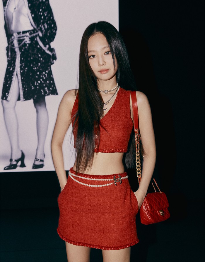 Peragaan Chanel di Paris Fashion Week makin heboh dengan kehadiran Jennie Blackpink. Ia tampil girly dalam busana serba merah. Foto: Courtesy of Chanel
