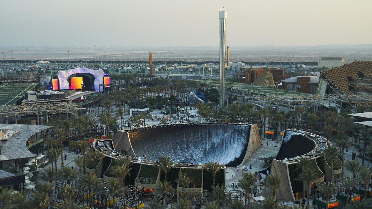FOTO: Bermain Air Terjun dan Ombak Buatan di Dubai Expo