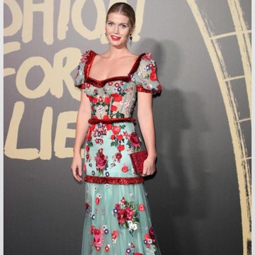 img-title Inspirasi Gaya Feminin dengan Floral Dress ala Kitty Spencer, Keponakan Putri Diana! Harganya Bikin Melongo