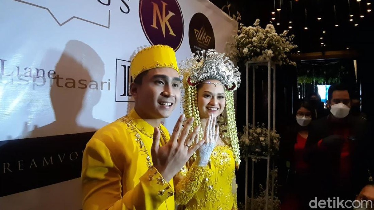 Nadya Indry menikah dengan Lutfi Agizal&period;