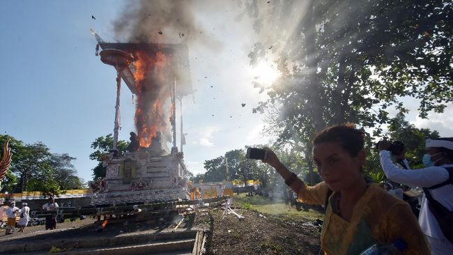 Delapan orang mengalami luka bakar akibat ledakan tabung minyak kompor pembakaran jenasah saat upacara ngaben massal di Gianyar, Bali.