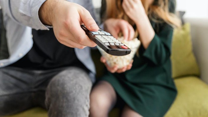 Nonton Maraton atau Binge Watching Bisa Berdampak Buruk Lho pada Kesehatan Mental! Ini Penjelasannya