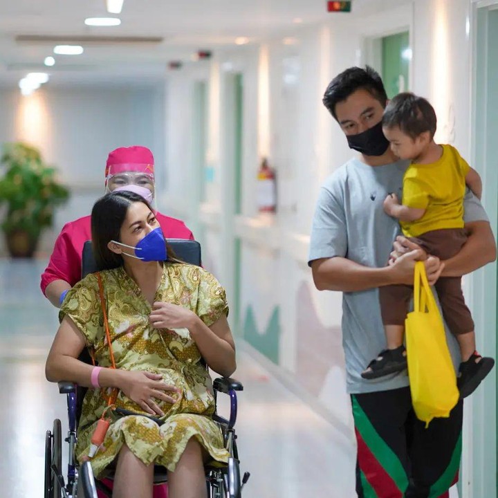 <p>Proses persalinan dilakukan dengan operasi caesar, Bunda. Baim dan anak pertamanya, Kiano, tampak menemani Paula melahirkan. (Foto: Instagram @baimwong)</p>