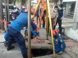 Alasan Pemilik Kontak Damkar Ketimbang Ganti Kartu ATM Jatuh di Gorong-gorong