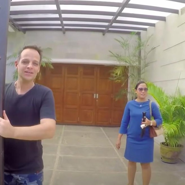 <p>Dian Bara membangun rumah impian usai menikah dengan bule Inggris bernama Daniel. Eks TKW ini membangun rumah mewah di Banyuwangi Jawa Timur, Bunda. (Foto: Youtube BAJIDOT VLOG)</p>