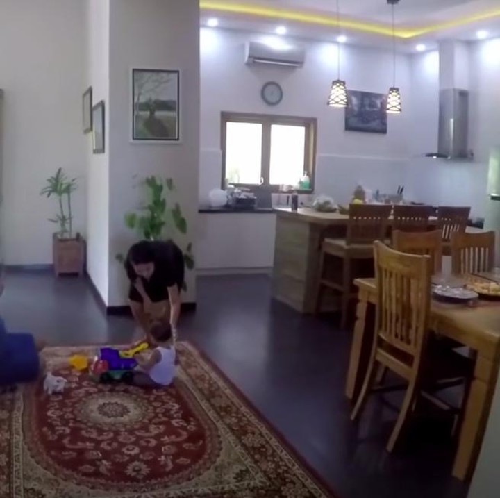 <p>Bagian dalam rumah Dian cukup luas lho. Ruang tamu, dapur, serta meja makan terletak dalam satu ruangan tanpa sekat. Dian mengaku mendesainya agar tamu yang datang bisa lebih mudah bercengkrama saat dirinya sedang memasak di dapur. (Foto: Youtube BAJIDOT VLOG)</p>