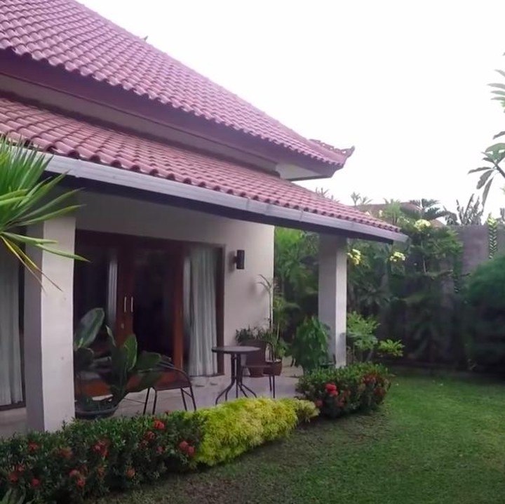<p>Halaman belangan dipenuhi tanaman hijau. Dian dan sang suami memang suka menanam dan merawat tanaman, Bunda. (Foto: Youtube BAJIDOT VLOG)</p>