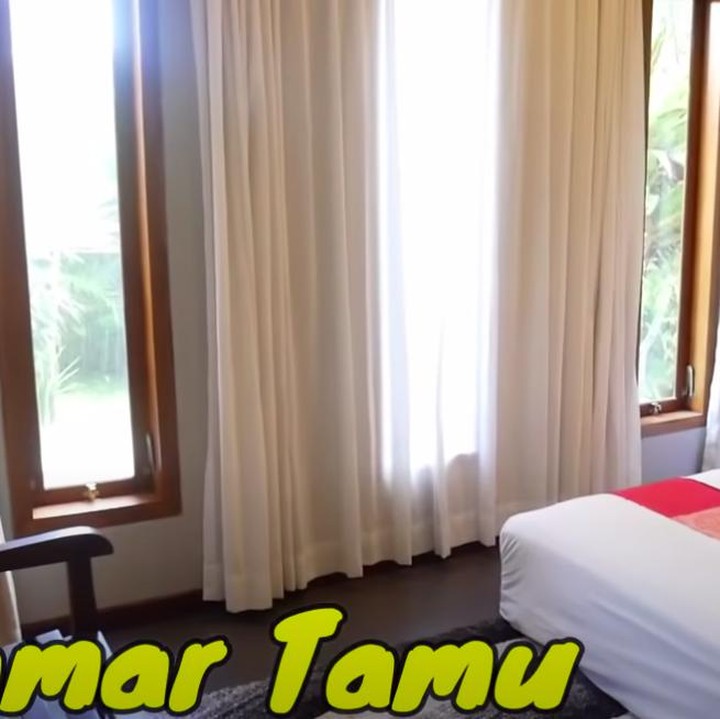<p>Dian dan Daniel juga menyiapkan kamar tidur untuk tamu. Di dalam ruangan ini, para tamu bisa melihat pemandangan asri halaman rumah dia yang ditumbuhi beragam jenis tanaman. (Foto: Youtube BAJIDOT VLOG)</p>
