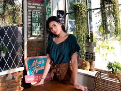 Gaya Stylish Shenina Cinnamon Gabungkan Busana Dior Dengan Kebaya Transparan