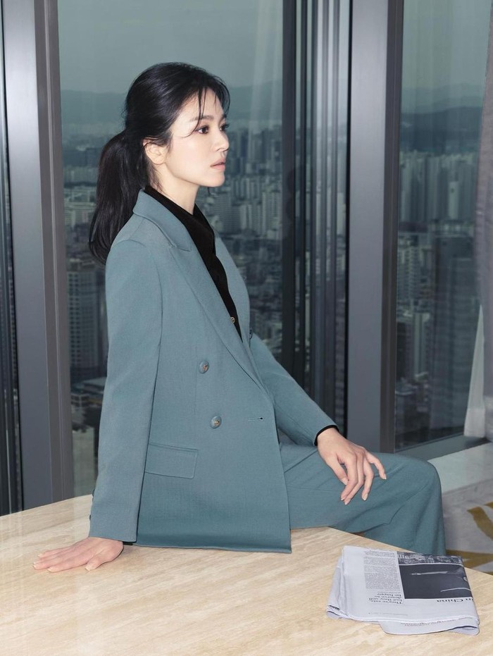 Song Hye Kyo tampil sebagai model untuk brand fashion dari Korea, yaitu MICHAA. Kali ini, ia tampil dalam koleksi 21 Pre-Winter Collection dengan konsep Be An Icon. Dalam potret ini, ia terlihat anggun dengan gaya formal blazer dan celana berwarna biru. Bisa jadi inspirasi outfit untuk ke kantor nih, Beauties!/Foto: Yeongjun Kim