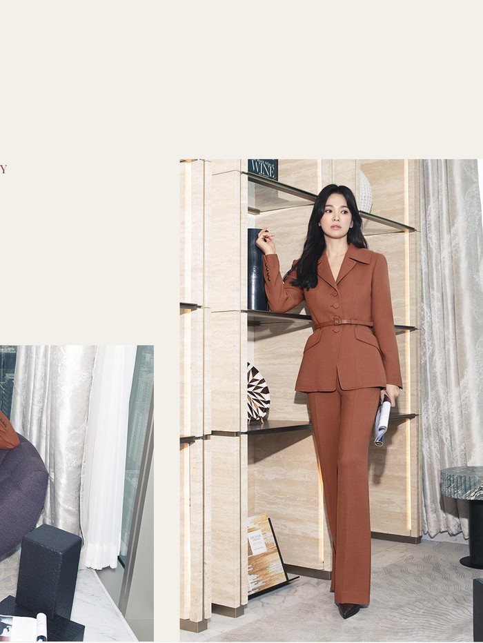 Selain set blazer dan celana berwarna biru, Song Hye Kyo juga tampil dalam set warna lainnya. Warna cokelat bata ini terlihat makin feminin dengan aksen ikat pinggang. Heels berwarna hitam pun terlihat serasi dengan gaya satu ini!/Foto: sisun.com/MICHAA