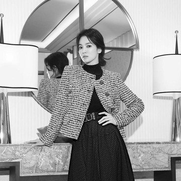 Potret Song Hye Kyo dalam Koleksi MICHAA Terbaru, Classy dan Elegan!