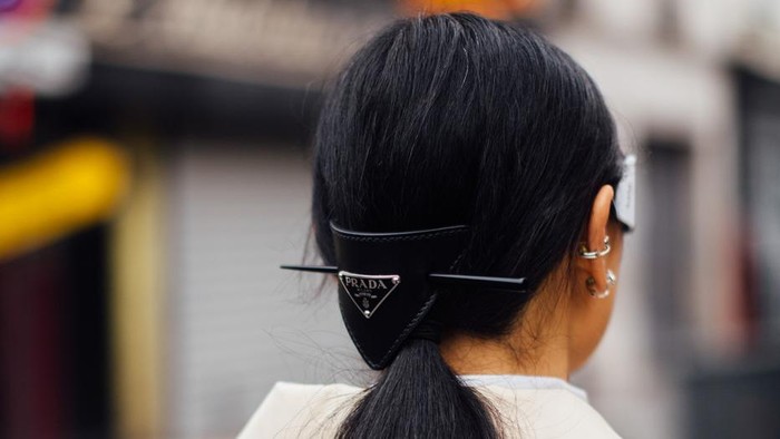 Cara lain yang lebih subtle untuk mengikuti tren logomania, yakni lewat aksesori rambut. Foto: livingly.com/IMAXtree